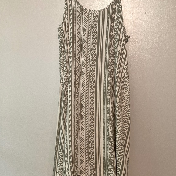 Size small green dress new with tags - Picture 2 of 3